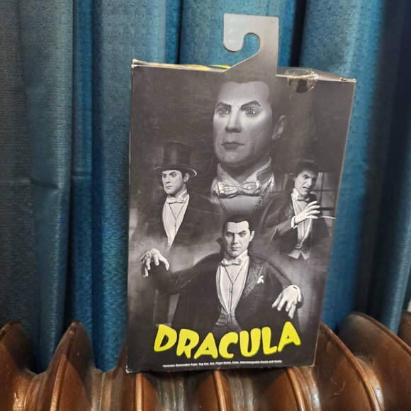 NECA: Universal Monsters - Dracula Carfax Abbey Ultimate 7" Action Figure - Picture 10 of 14